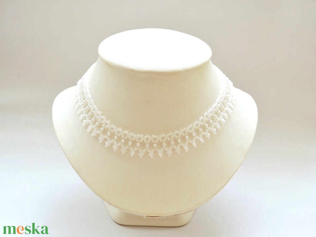 Fehér kistászli - fehér teklagyönggyel - ékszer - nyaklánc - gyöngyös nyaklánc - Meska.hu