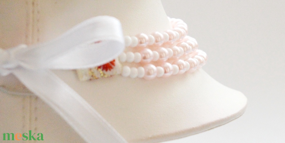 3 soros halvány rózsaszín - fehér kaláris - 6 mm-es üvegteklagyöngyből és nagyszemű kásagyöngyből - ékszer - nyaklánc - párhuzamos nyaklánc - Meska.hu