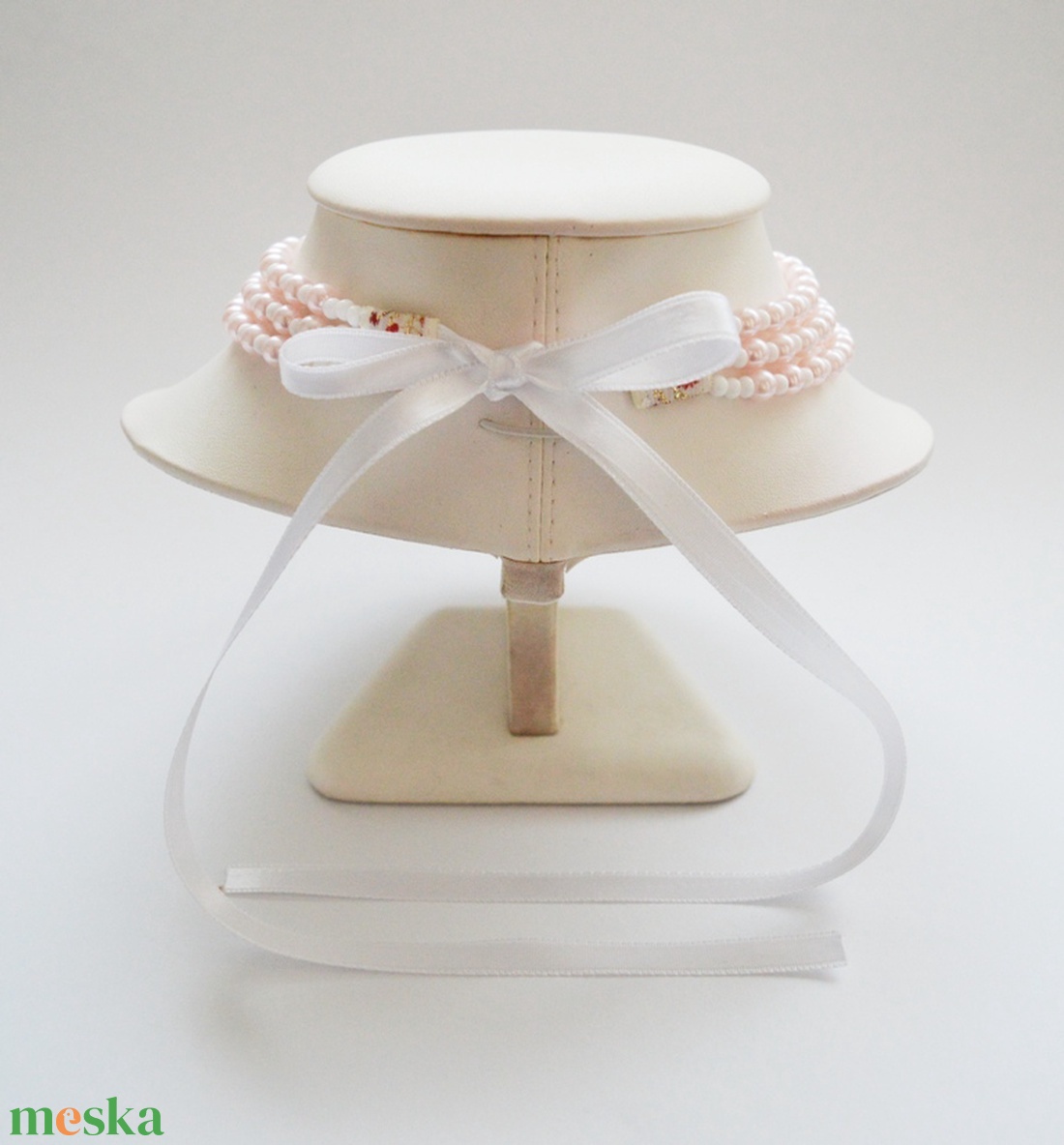 3 soros halvány rózsaszín - fehér kaláris - 6 mm-es üvegteklagyöngyből és nagyszemű kásagyöngyből - ékszer - nyaklánc - párhuzamos nyaklánc - Meska.hu