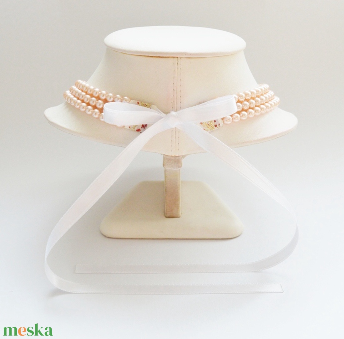 3 soros halvány barackos rózsaszín kaláris - 6 mm-es üvegtekla gyöngyből - ékszer - nyaklánc - gyöngyös nyaklánc - Meska.hu