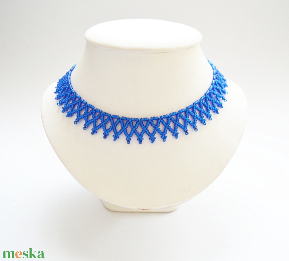 Kislánynak való méretű sötétkék kistászli - fényes közepű kásagyöngyből - ékszer - nyaklánc - gyöngyös nyaklánc - Meska.hu