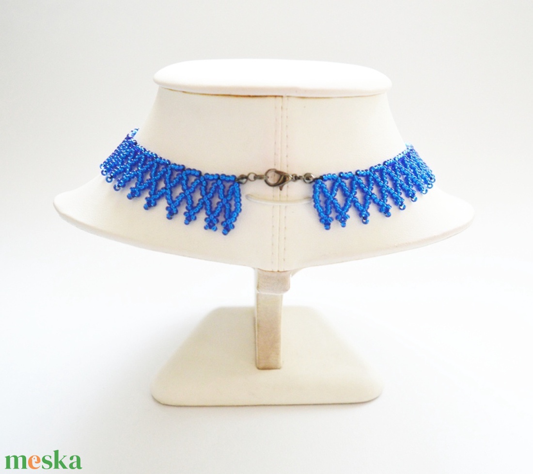 Kislánynak való méretű sötétkék kistászli - fényes közepű kásagyöngyből - ékszer - nyaklánc - gyöngyös nyaklánc - Meska.hu