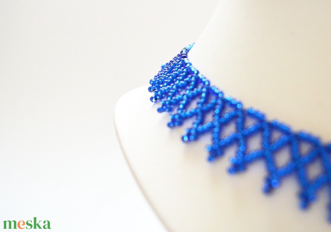 Kislánynak való méretű sötétkék kistászli - fényes közepű kásagyöngyből - ékszer - nyaklánc - gyöngyös nyaklánc - Meska.hu