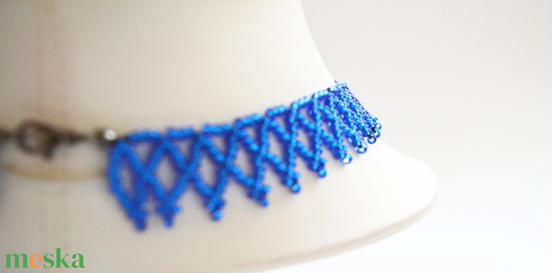 Kislánynak való méretű sötétkék kistászli - fényes közepű kásagyöngyből - ékszer - nyaklánc - gyöngyös nyaklánc - Meska.hu