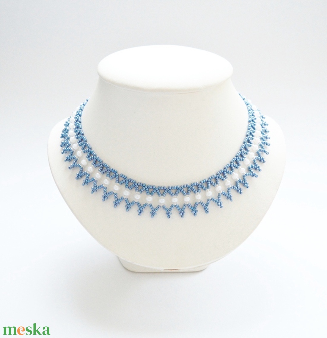 Kislánynak való méretű kék kistászli - nagyszemű fehér gyöngyházfényű kásagyönggyel - ékszer - nyaklánc - gyöngyös nyaklánc - Meska.hu