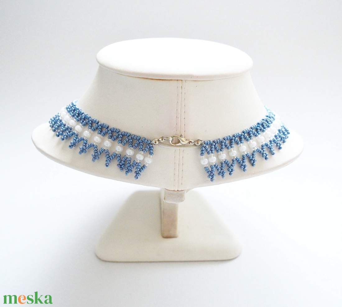 Kislánynak való méretű kék kistászli - nagyszemű fehér gyöngyházfényű kásagyönggyel - ékszer - nyaklánc - gyöngyös nyaklánc - Meska.hu