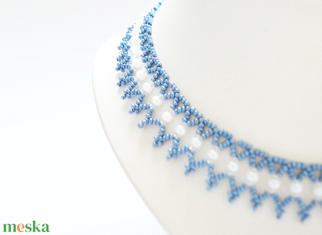 Kislánynak való méretű kék kistászli - nagyszemű fehér gyöngyházfényű kásagyönggyel - ékszer - nyaklánc - gyöngyös nyaklánc - Meska.hu