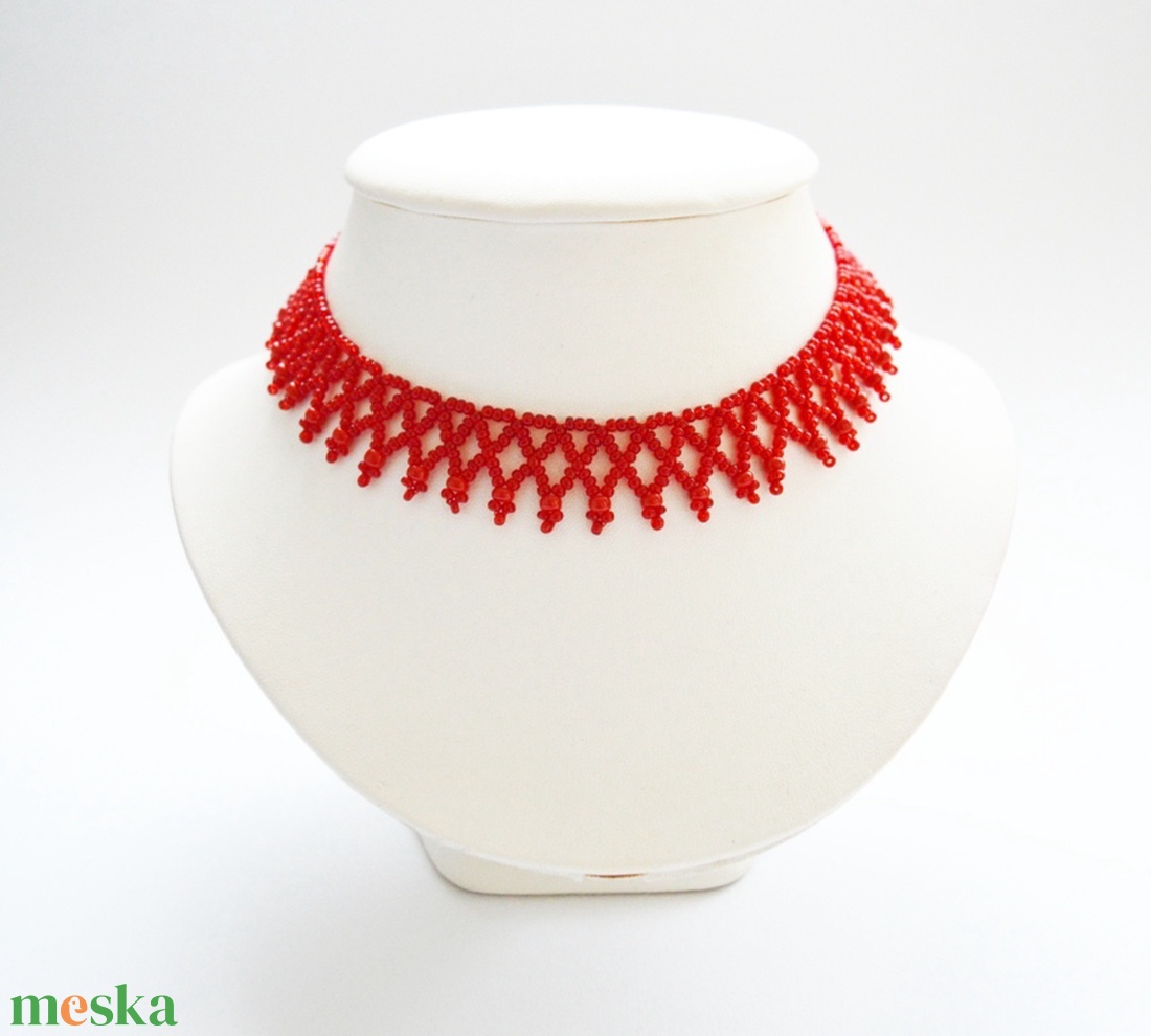 Kislánynak való méretű piros kistászli - áttetsző gyöngyből, szélén nagyszemű gyönggyel díszítve - ékszer - nyaklánc - gyöngyös nyaklánc - Meska.hu