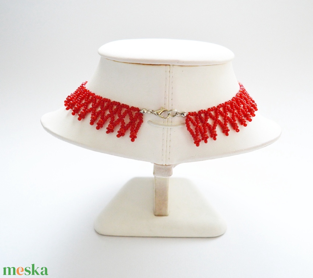 Kislánynak való méretű piros kistászli - áttetsző gyöngyből, szélén nagyszemű gyönggyel díszítve - ékszer - nyaklánc - gyöngyös nyaklánc - Meska.hu