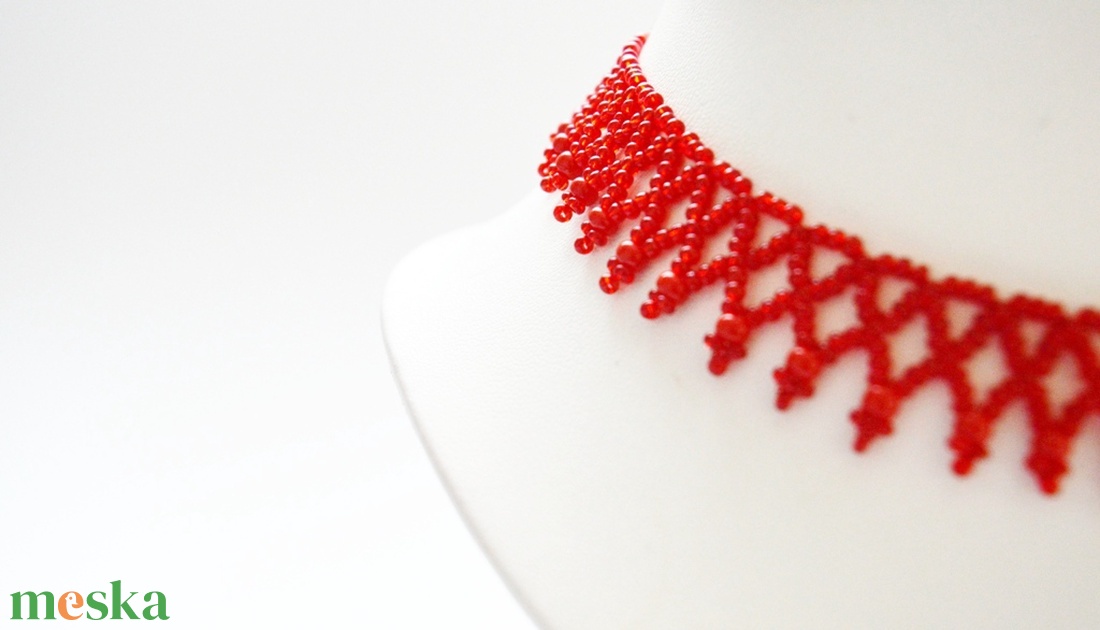 Kislánynak való méretű piros kistászli - áttetsző gyöngyből, szélén nagyszemű gyönggyel díszítve - ékszer - nyaklánc - gyöngyös nyaklánc - Meska.hu