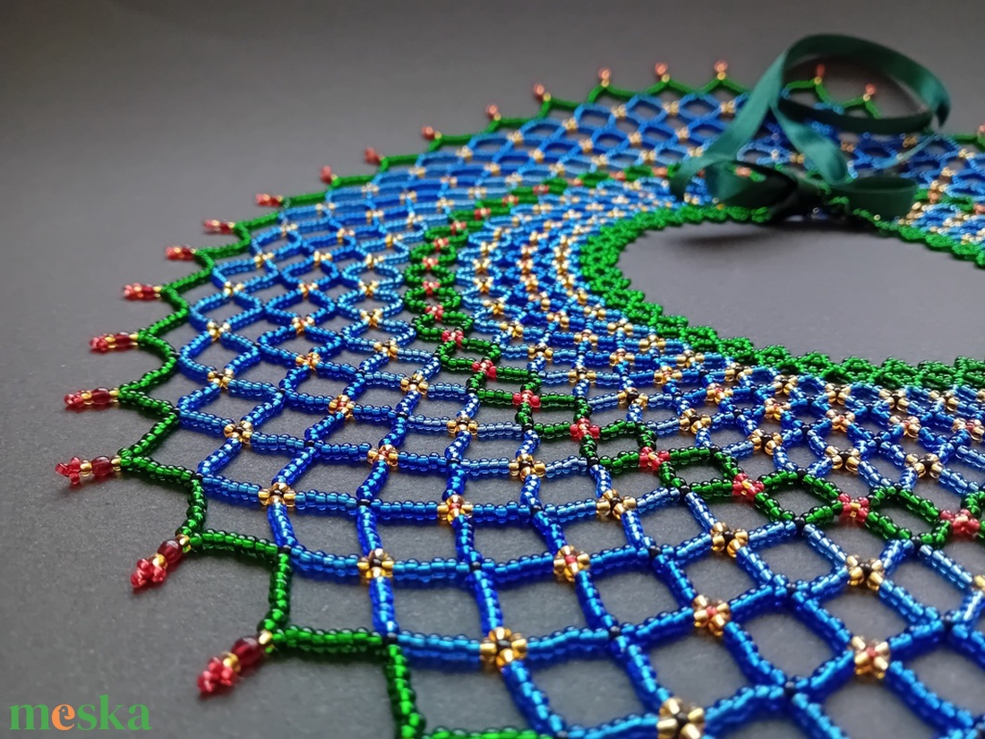 Sárközi csipkegyöngy - zöld, kék, piros - ékszer - nyaklánc - gyöngyös nyaklánc - Meska.hu