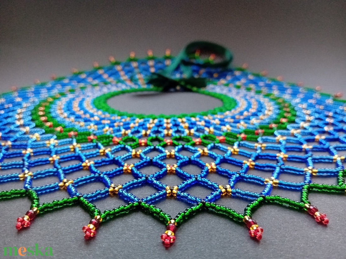 Sárközi csipkegyöngy - zöld, kék, piros - ékszer - nyaklánc - gyöngyös nyaklánc - Meska.hu