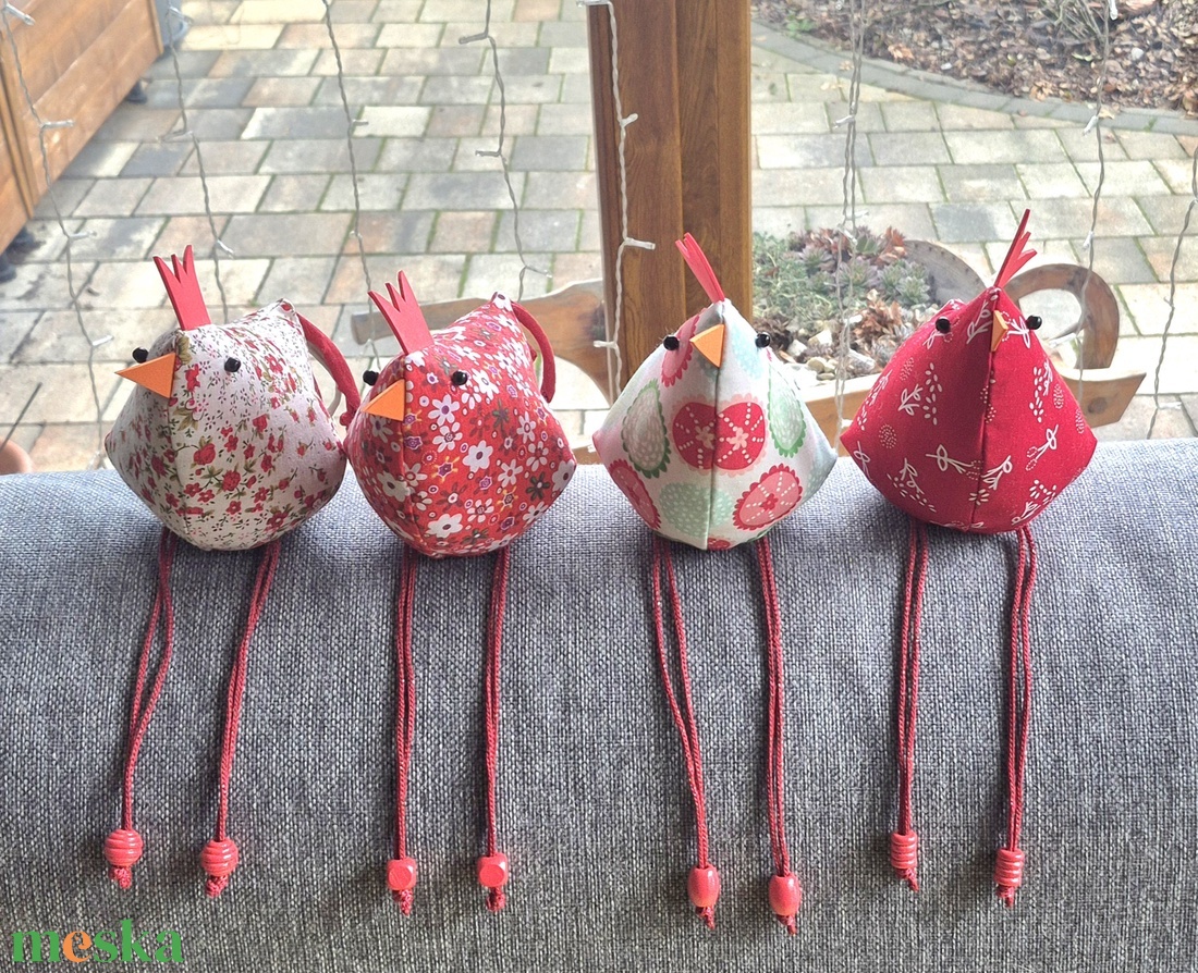 Lakásdekor - húsvéti tyúkok textilből - piros árnyalatok - ünnepi díszek, dekorációk - húsvéti díszek és dekorációk - húsvéti asztaldíszek - Meska.hu