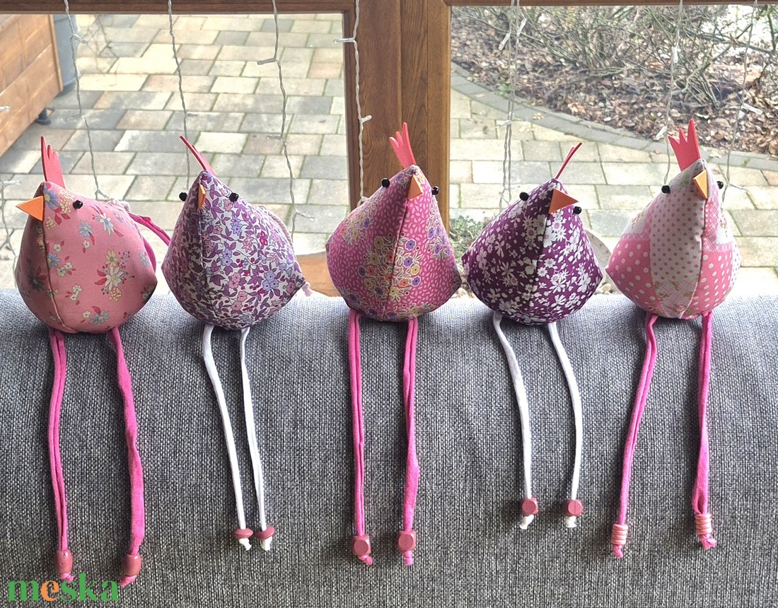 Lakásdekor - húsvéti tyúkok textilből - rózsaszín és lila árnyalatok - ünnepi díszek, dekorációk - húsvéti díszek és dekorációk - húsvéti asztaldíszek - Meska.hu