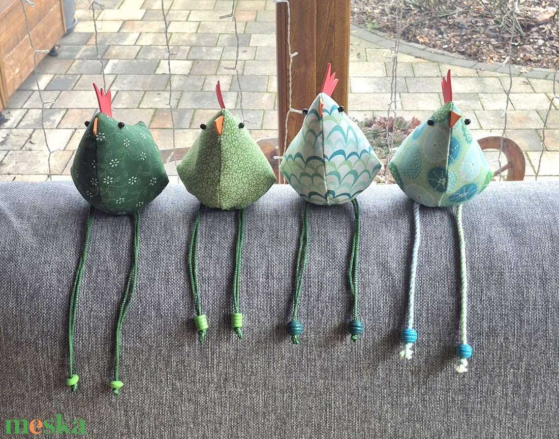 Lakásdekor - húsvéti tyúkok textilből - zöld és kék árnyalatok - ünnepi díszek, dekorációk - húsvéti díszek és dekorációk - húsvéti asztaldíszek - Meska.hu