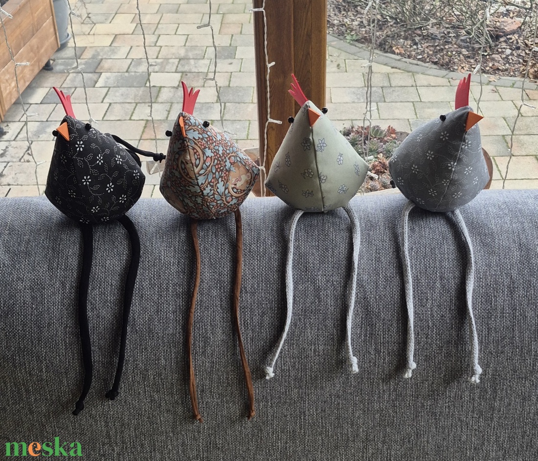Lakásdekor - húsvéti tyúkok textilből - szürke, barna, fekete árnyalatok - ünnepi díszek, dekorációk - húsvéti díszek és dekorációk - húsvéti asztaldíszek - Meska.hu