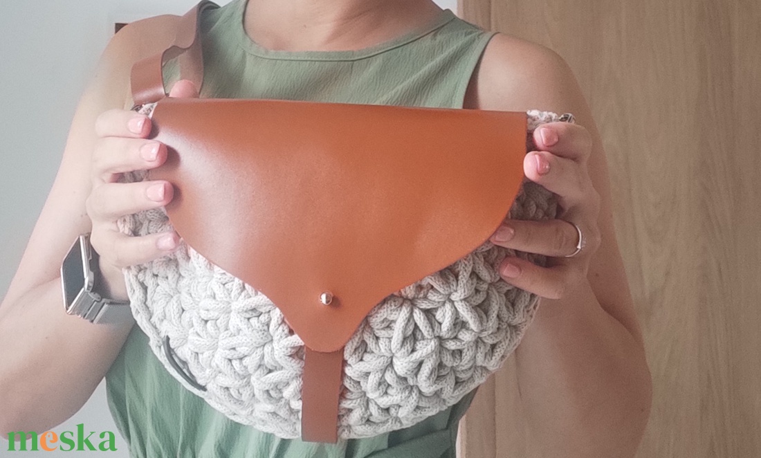 Jázmin mintás crossbody bőrfedővel, lenyúló zárópánttal - táska & tok - kézitáska & válltáska - vállon átvethető táska - Meska.hu Jázmin mintás crossbody bőrfedővel, lenyúló zárópánttal - táska & tok - kézitáska & válltáska - vállon átvethető táska - Meska.hu