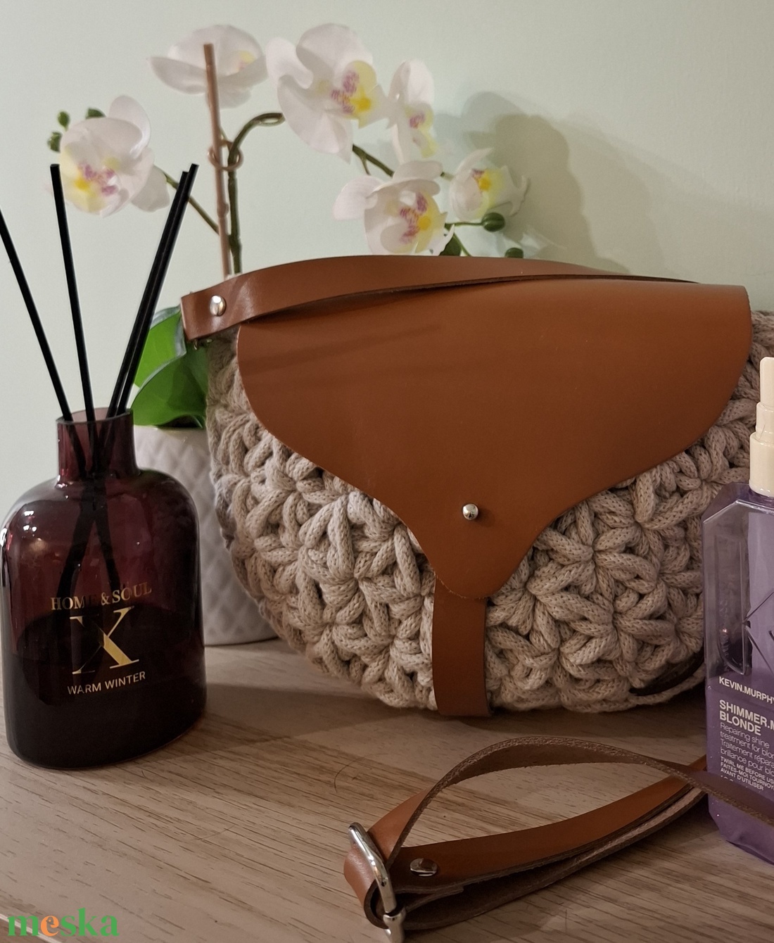 Jázmin mintás crossbody bőrfedővel, lenyúló zárópánttal - táska & tok - kézitáska & válltáska - vállon átvethető táska - Meska.hu Jázmin mintás crossbody bőrfedővel, lenyúló zárópánttal - táska & tok - kézitáska & válltáska - vállon átvethető táska - Meska.hu