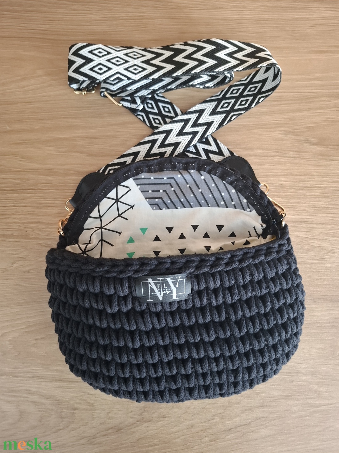 Horgolt Fekete búzaszemes crossbody - táska & tok - kézitáska & válltáska - vállon átvethető táska - Meska.hu Horgolt Fekete búzaszemes crossbody - táska & tok - kézitáska & válltáska - vállon átvethető táska - Meska.hu