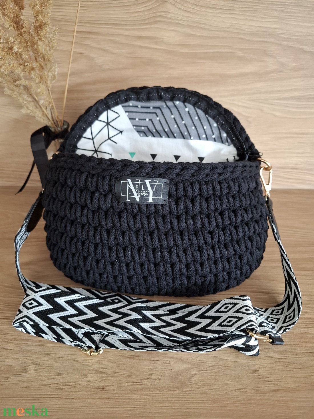 Horgolt búzaszemes crossbody - fekete - táska & tok - kézitáska & válltáska - vállon átvethető táska - Meska.hu Horgolt búzaszemes crossbody - fekete - táska & tok - kézitáska & válltáska - vállon átvethető táska - Meska.hu