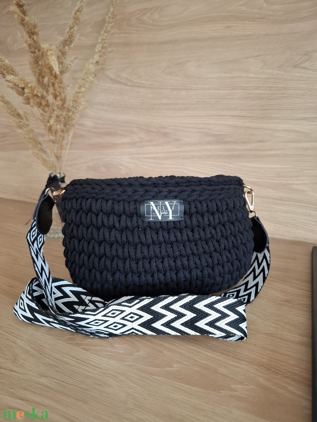 Horgolt búzaszemes crossbody - fekete - táska & tok - kézitáska & válltáska - vállon átvethető táska - Meska.hu Horgolt búzaszemes crossbody - fekete - táska & tok - kézitáska & válltáska - vállon átvethető táska - Meska.hu