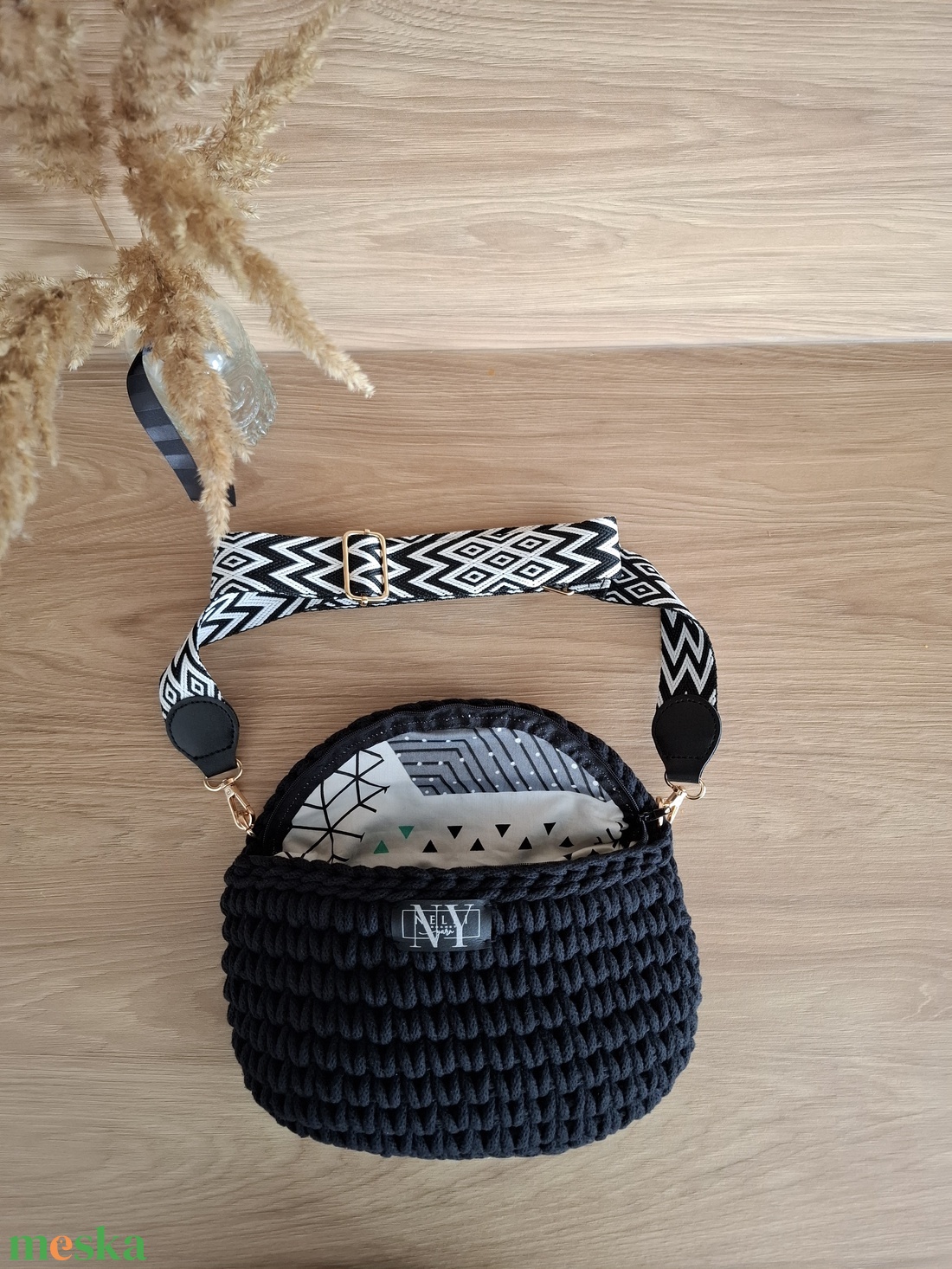 Horgolt búzaszemes crossbody - fekete - táska & tok - kézitáska & válltáska - vállon átvethető táska - Meska.hu Horgolt búzaszemes crossbody - fekete - táska & tok - kézitáska & válltáska - vállon átvethető táska - Meska.hu