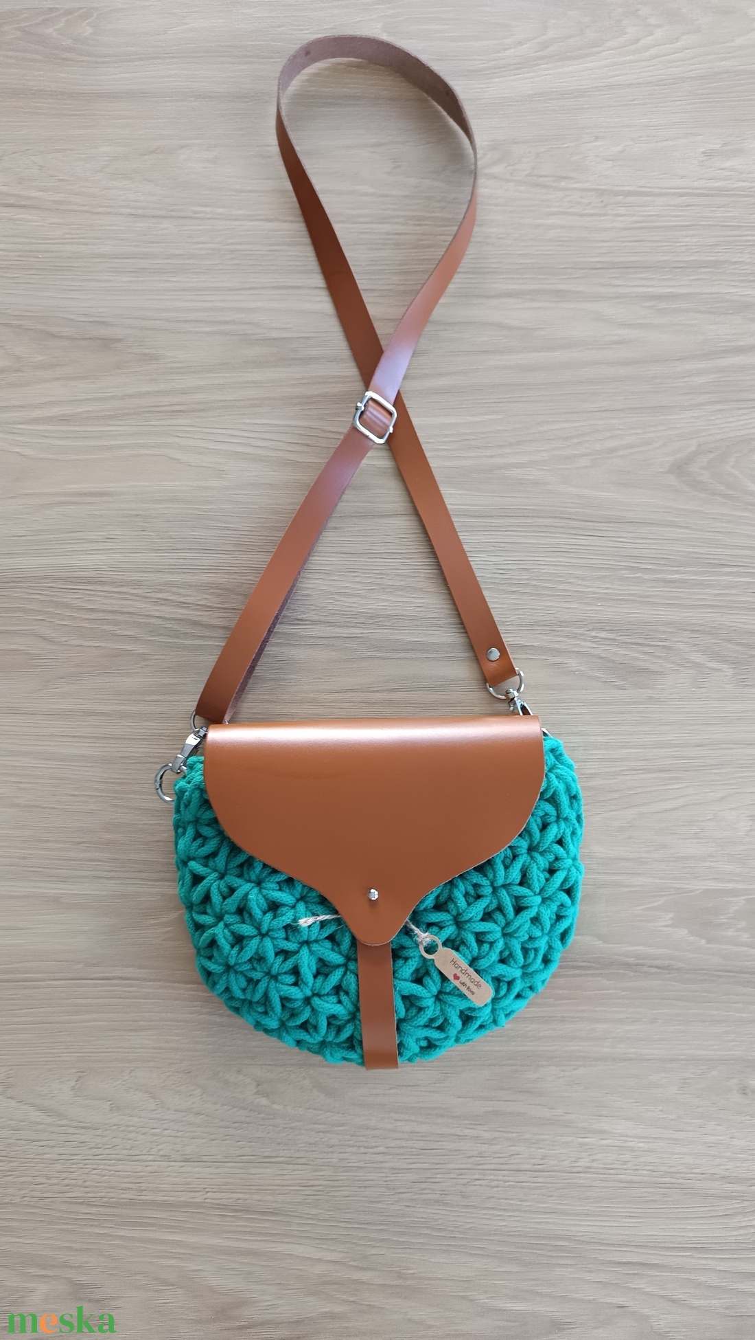 Jázmin mintás crossbody bőrfedővel, lenyúló zárópánttal - táska & tok - kézitáska & válltáska - vállon átvethető táska - Meska.hu