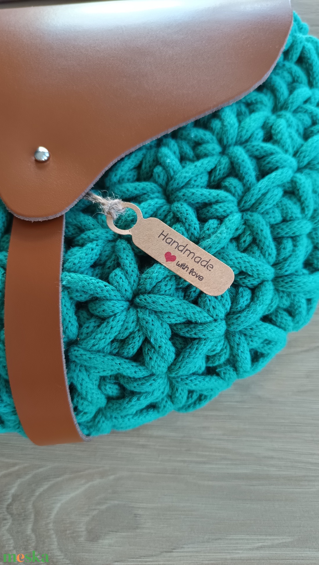 Jázmin mintás crossbody bőrfedővel, lenyúló zárópánttal - táska & tok - kézitáska & válltáska - vállon átvethető táska - Meska.hu