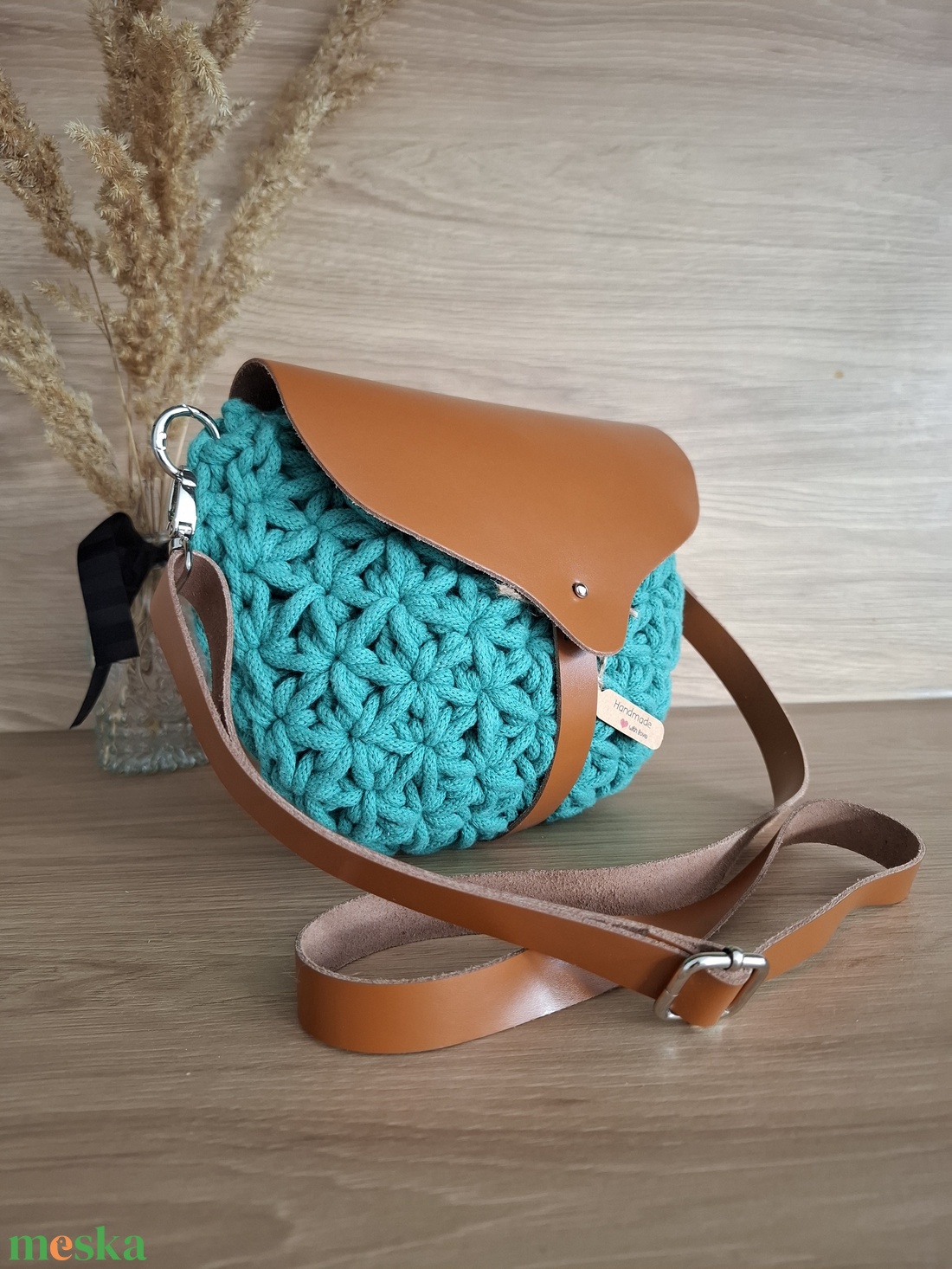 Jázmin mintás crossbody bőrfedővel, lenyúló zárópánttal - táska & tok - kézitáska & válltáska - vállon átvethető táska - Meska.hu