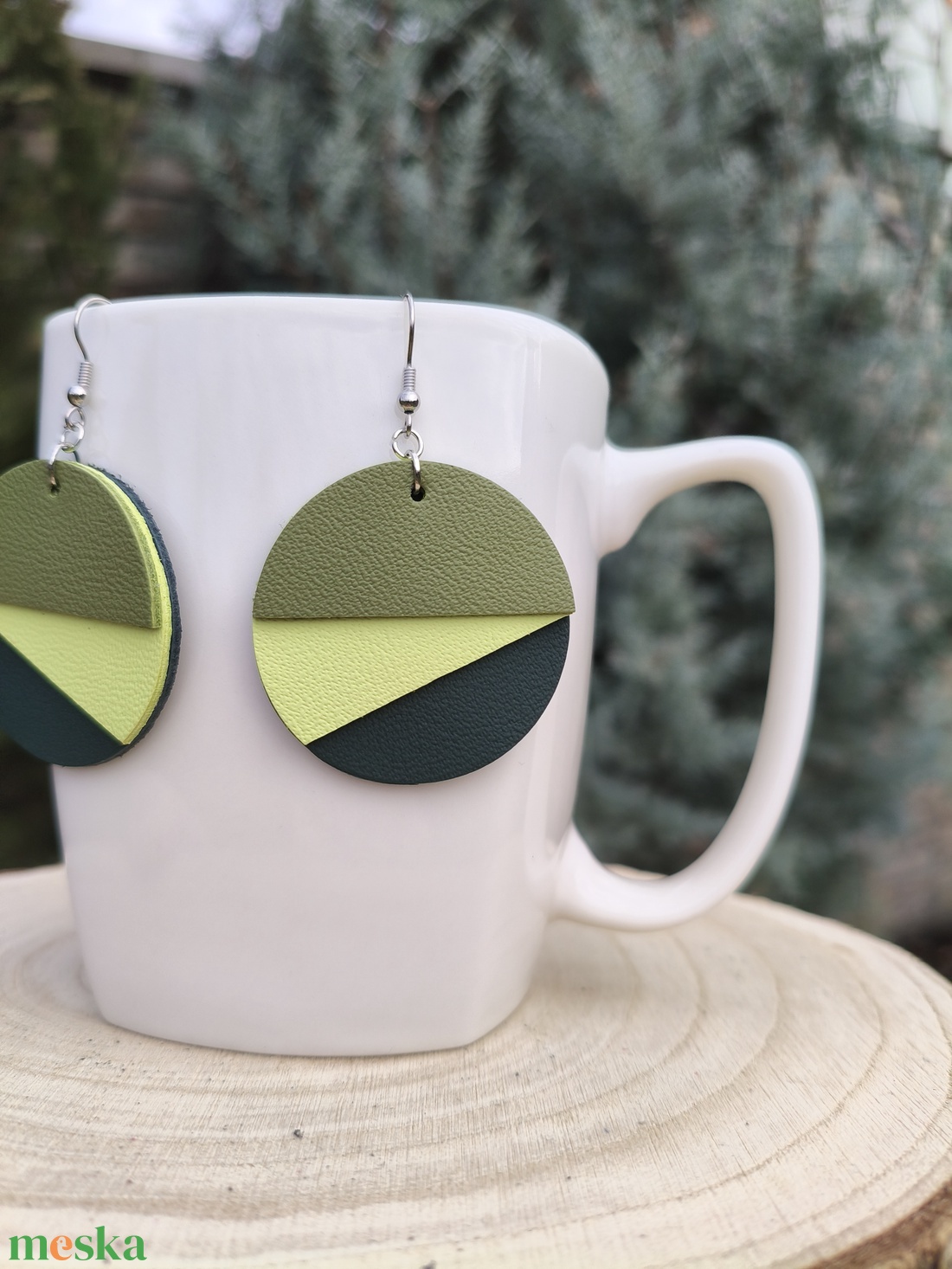 Zöld félhold bőr füli  - ékszer - fülbevaló - lógós kerek fülbevaló - Meska.hu