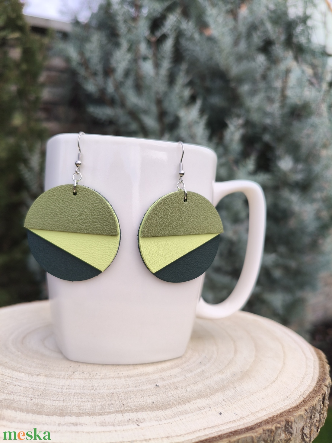 Zöld félhold bőr füli  - ékszer - fülbevaló - lógós kerek fülbevaló - Meska.hu