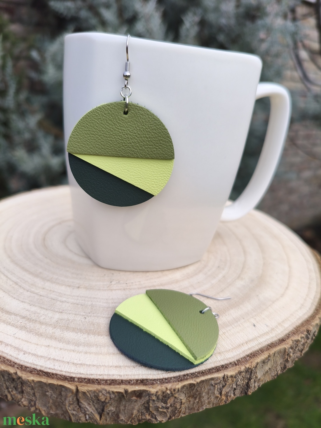 Zöld félhold bőr füli  - ékszer - fülbevaló - lógós kerek fülbevaló - Meska.hu