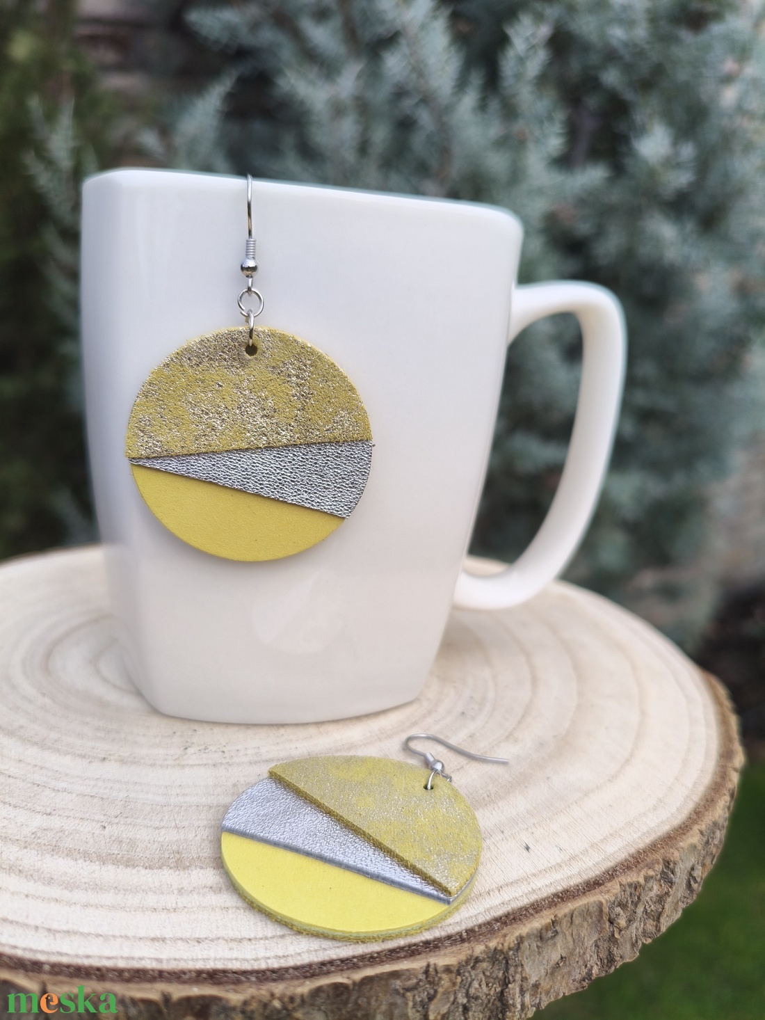 Citrom félhold bőr füli  - ékszer - fülbevaló - lógós kerek fülbevaló - Meska.hu