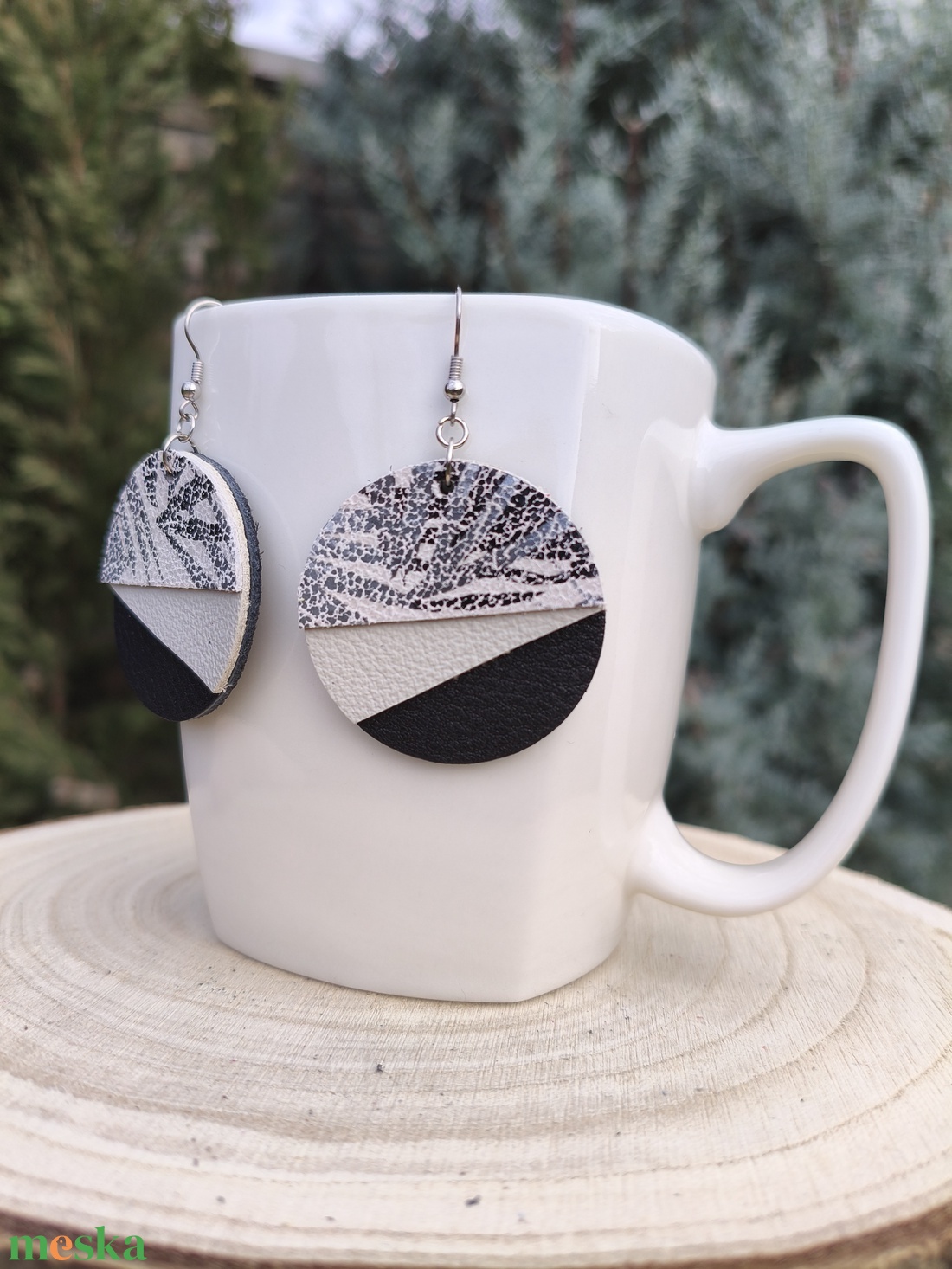 Elegáns félhold bőr füli  - ékszer - fülbevaló - lógós kerek fülbevaló - Meska.hu