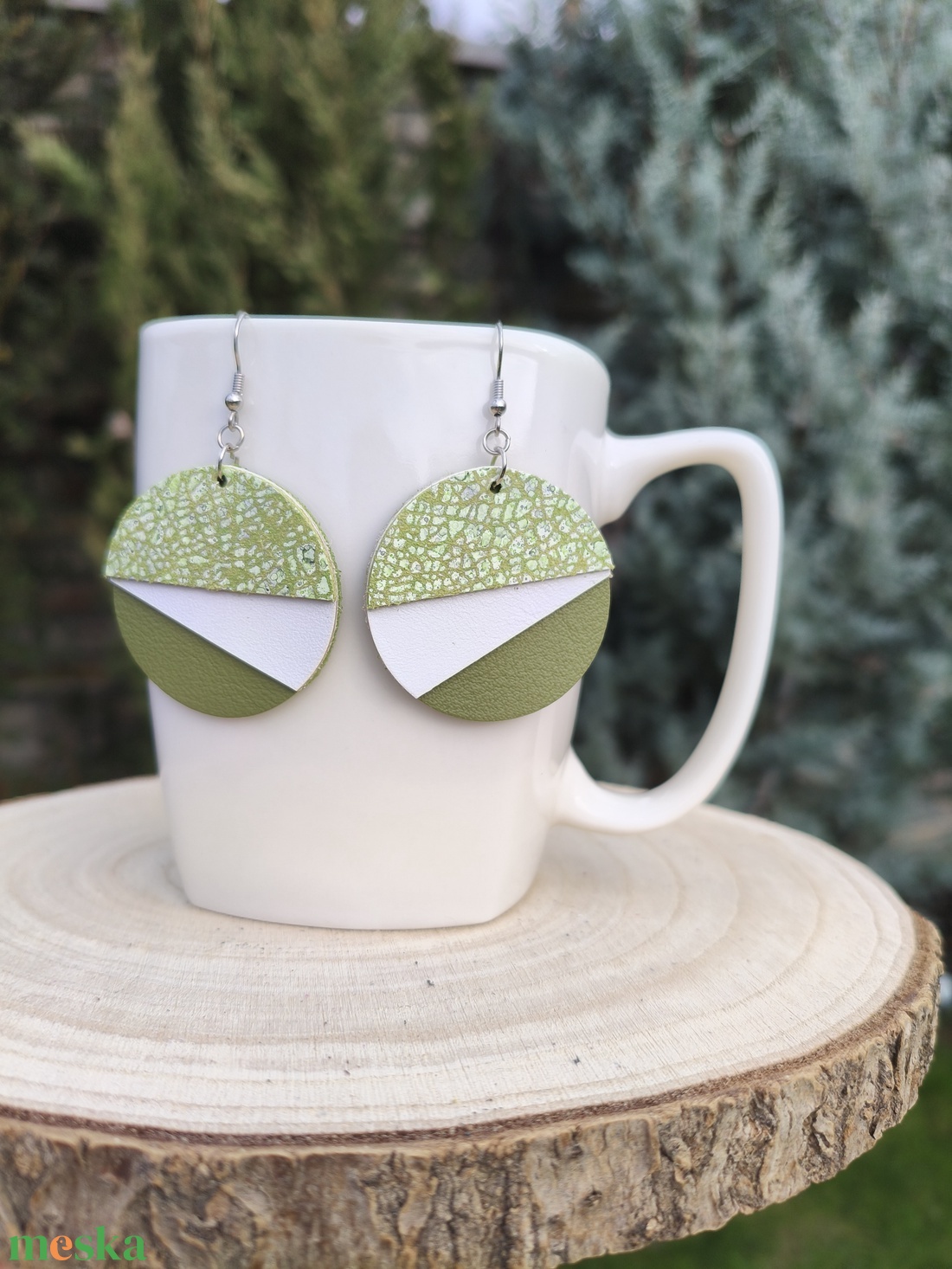 Zöld -fehér félhold bőr füli  - ékszer - fülbevaló - lógós kerek fülbevaló - Meska.hu