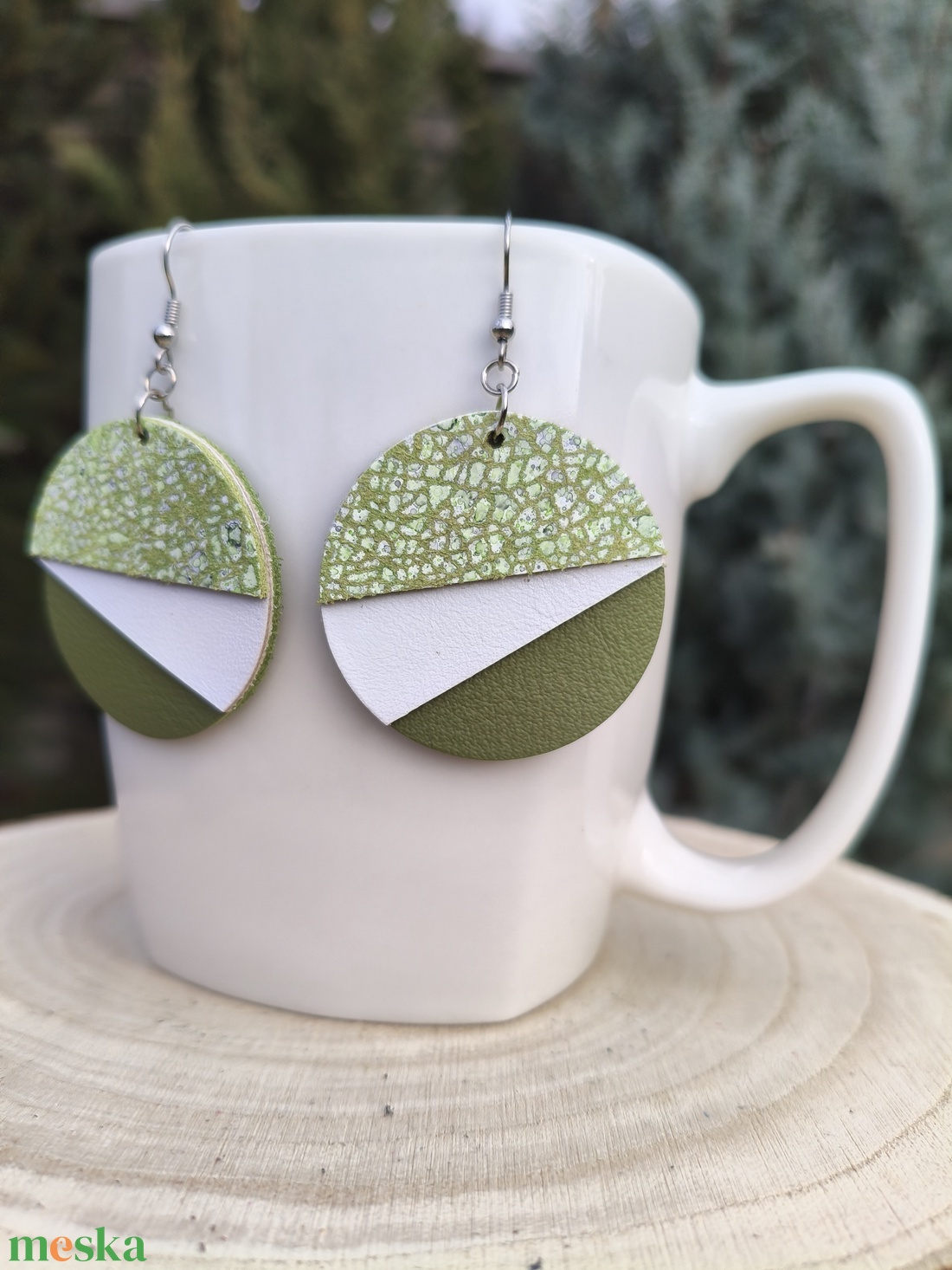 Zöld -fehér félhold bőr füli  - ékszer - fülbevaló - lógós kerek fülbevaló - Meska.hu