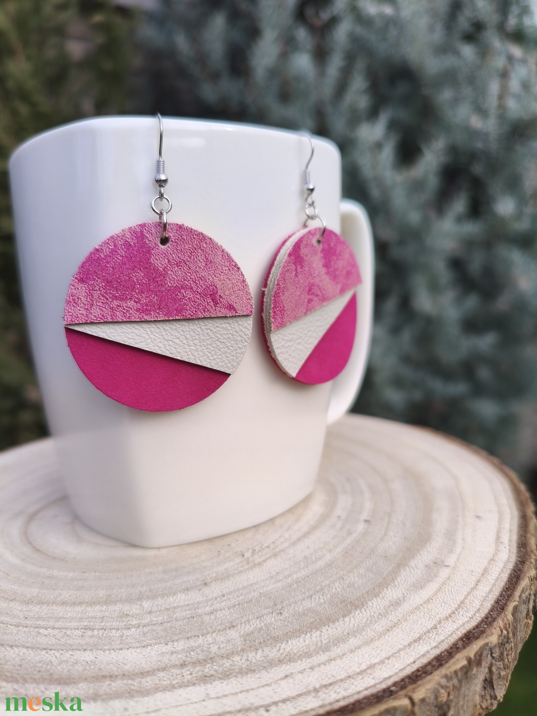 Rózsaszín félhold bőr füli  - ékszer - fülbevaló - lógós kerek fülbevaló - Meska.hu