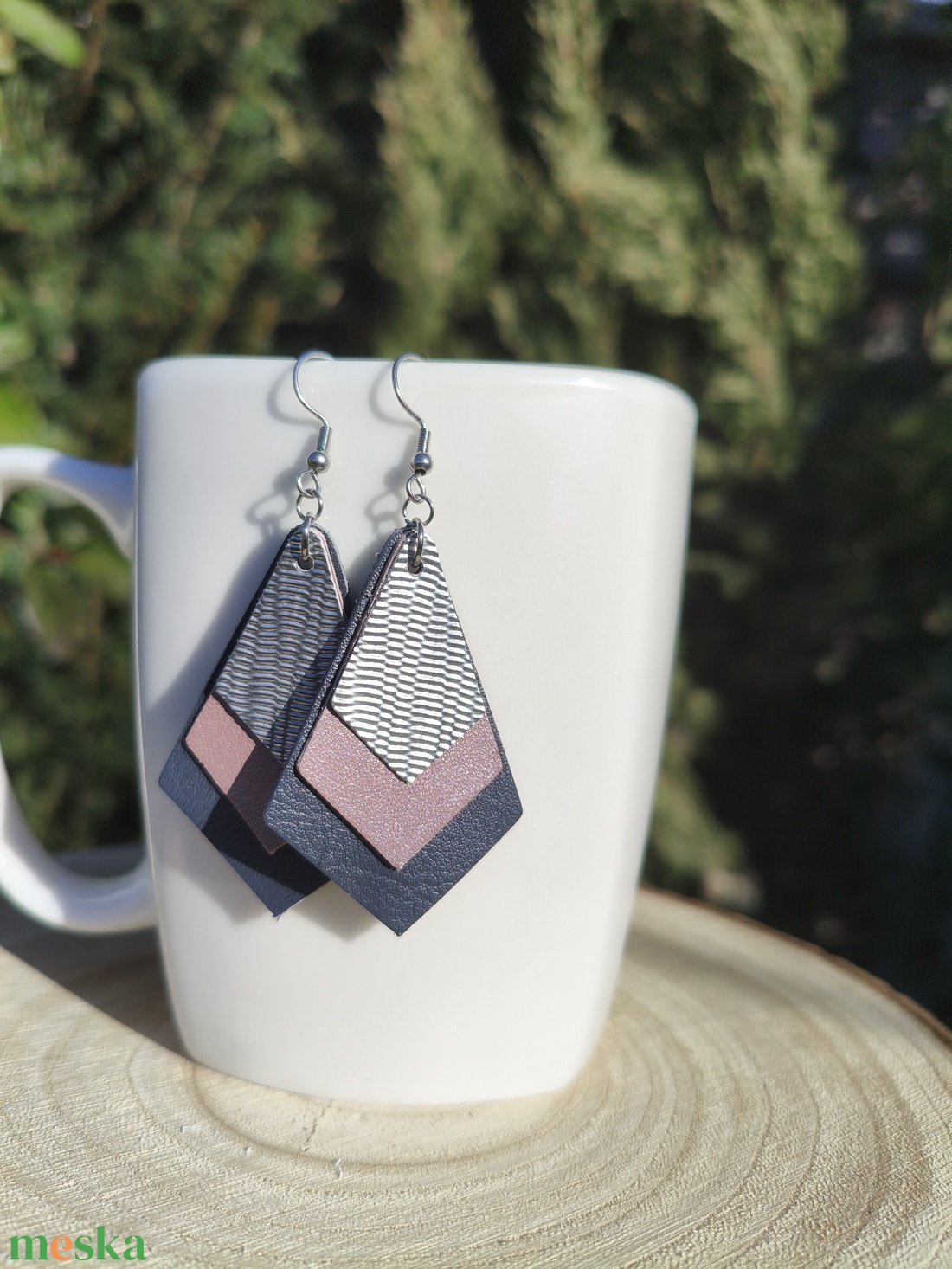 Ezüst -pasztell rózsaszín gyémánt bőr füli  - ékszer - fülbevaló - lógó fülbevaló - Meska.hu