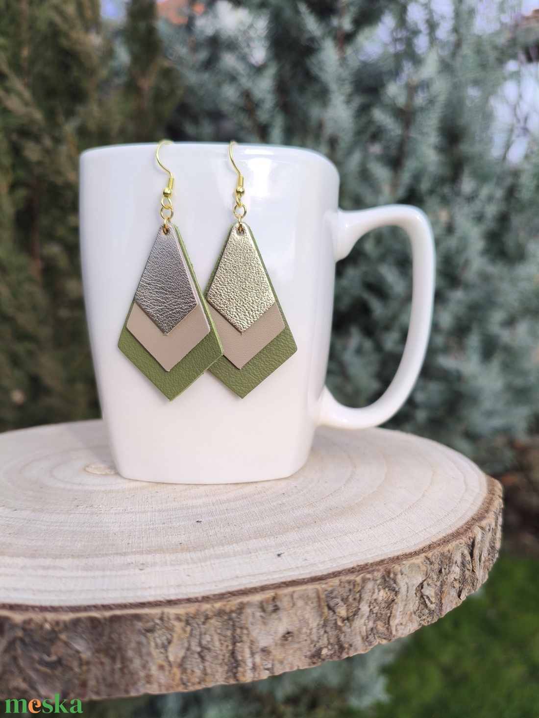 Bézs-zöld-arany gyémánt bőr füli  - ékszer - fülbevaló - lógó fülbevaló - Meska.hu