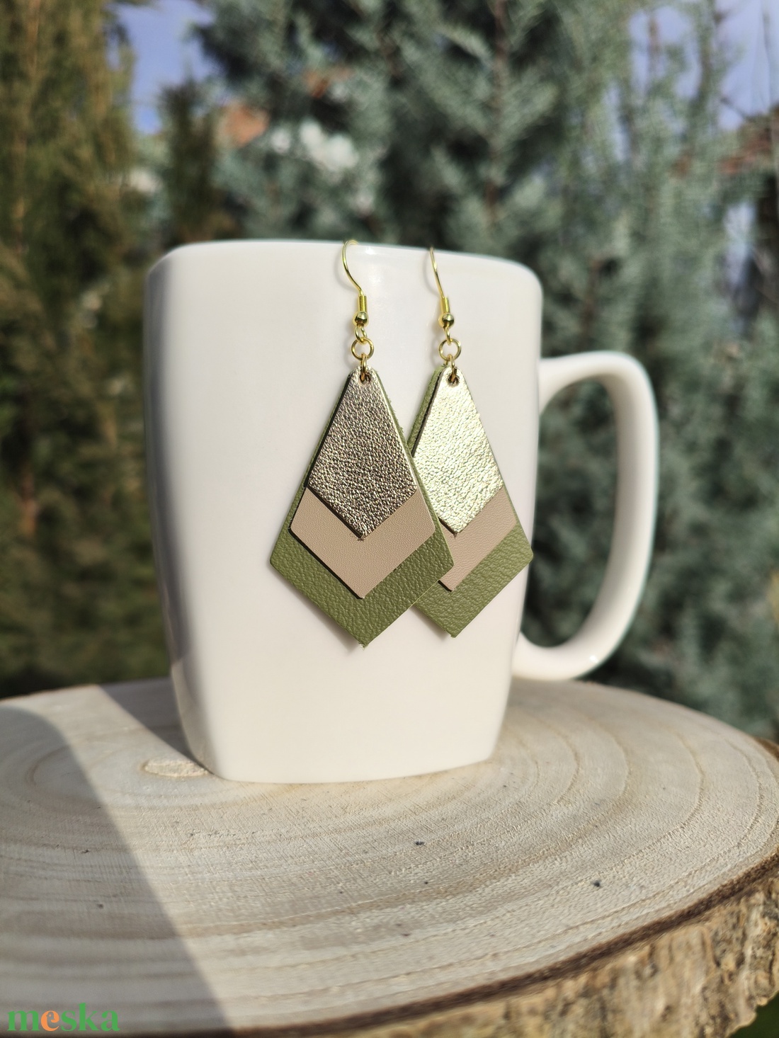 Bézs-zöld-arany gyémánt bőr füli  - ékszer - fülbevaló - lógó fülbevaló - Meska.hu