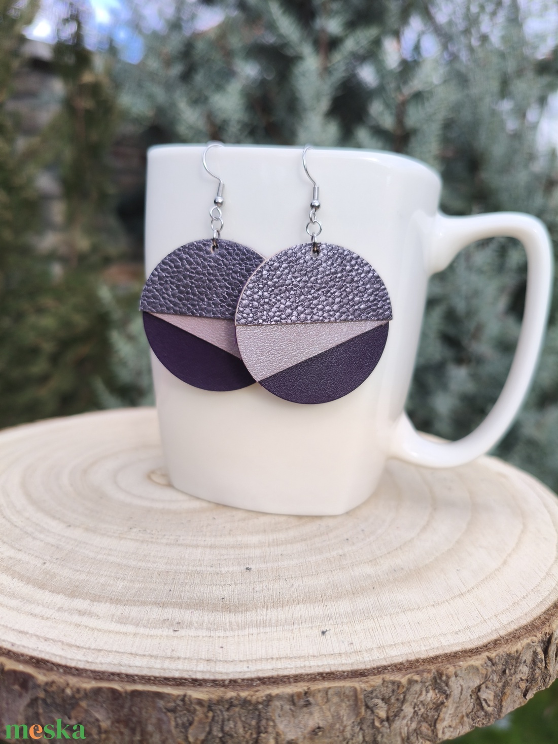 Lila  félhold bőr füli  - ékszer - fülbevaló - lógós kerek fülbevaló - Meska.hu