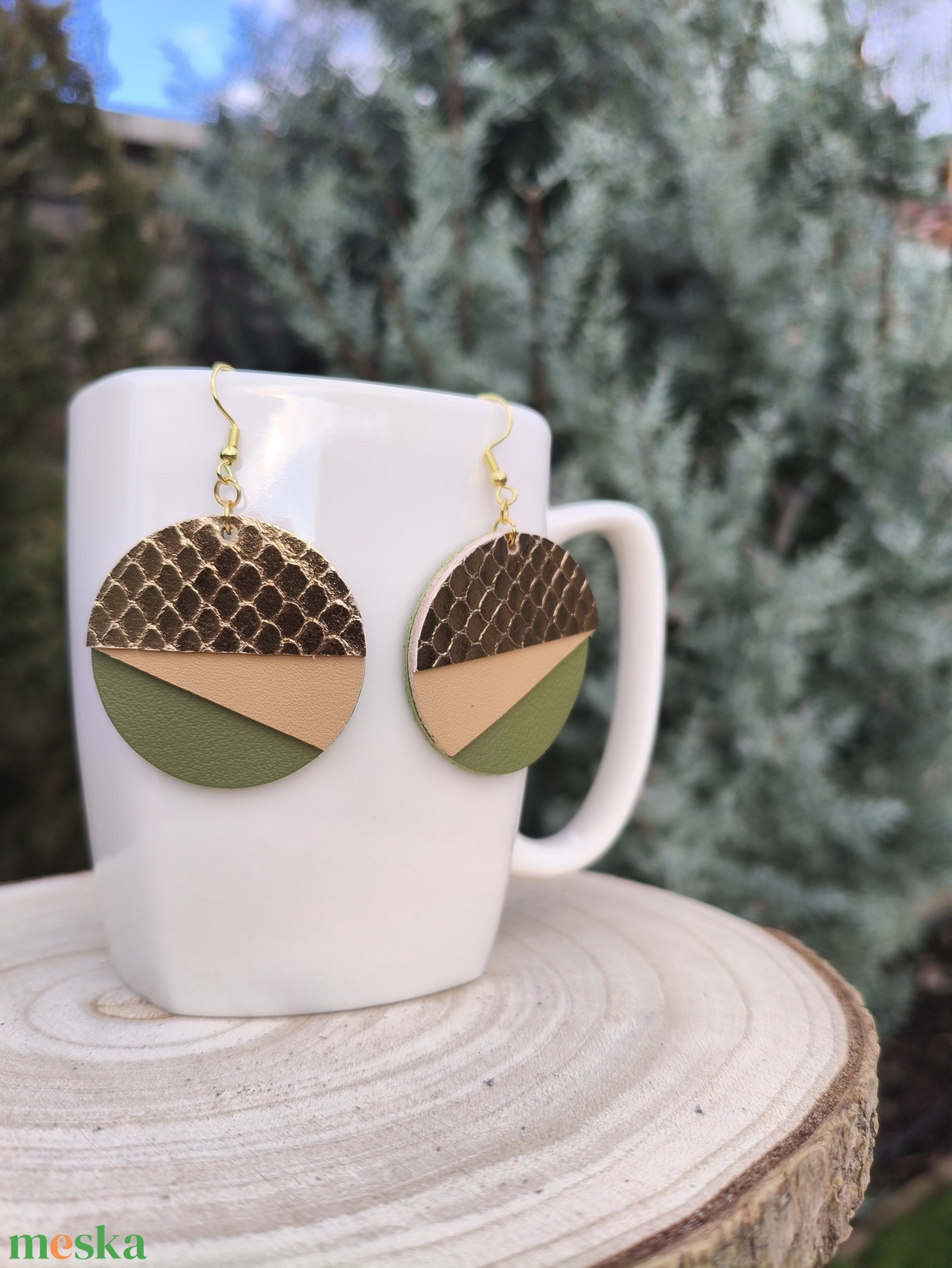 Arany - zöld félhold bőr füli  - ékszer - fülbevaló - lógós kerek fülbevaló - Meska.hu