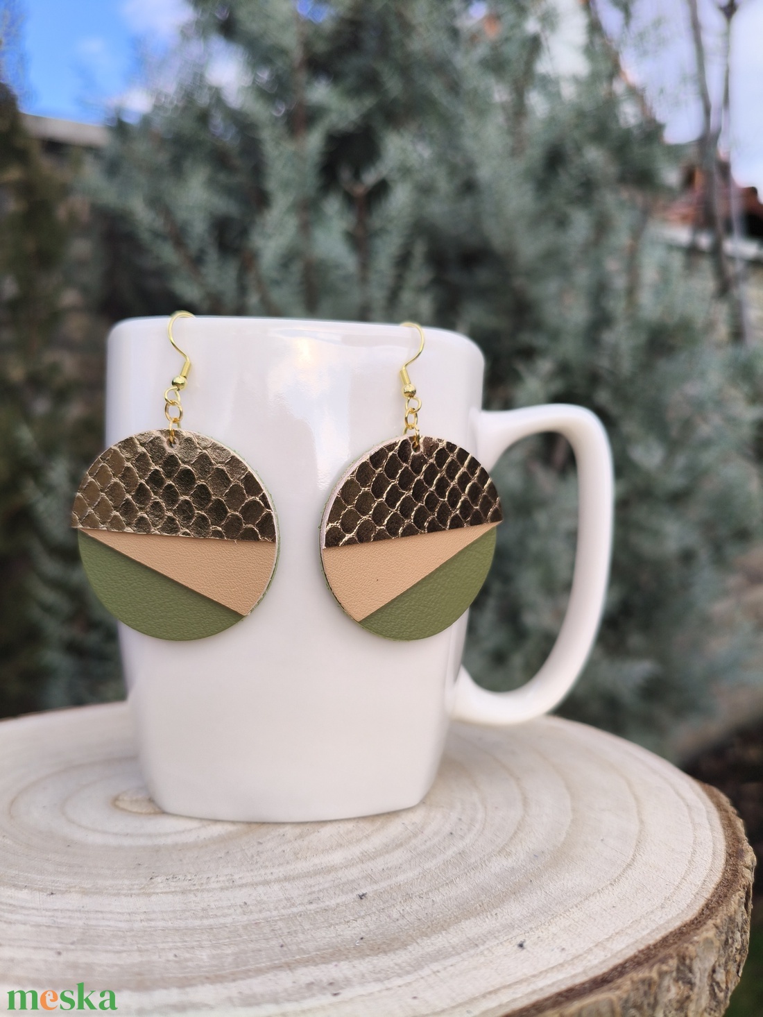 Arany - zöld félhold bőr füli  - ékszer - fülbevaló - lógós kerek fülbevaló - Meska.hu