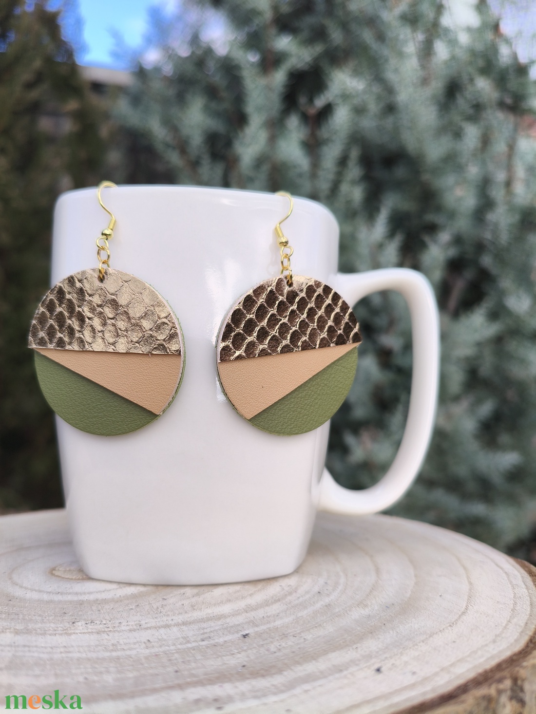 Arany - zöld félhold bőr füli  - ékszer - fülbevaló - lógós kerek fülbevaló - Meska.hu