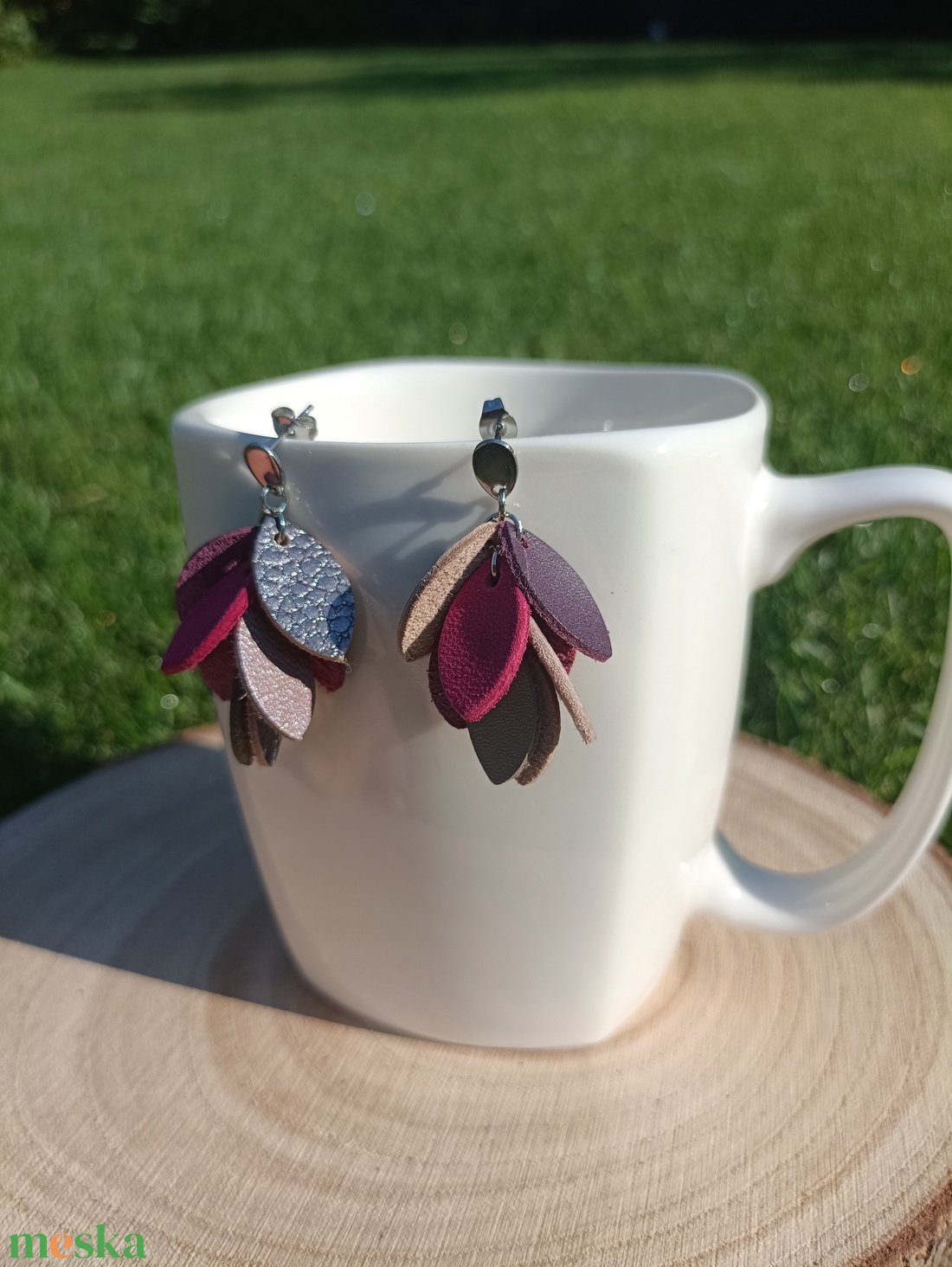 Pink-lila levelek bőr füli  - ékszer - fülbevaló - lógó fülbevaló - Meska.hu