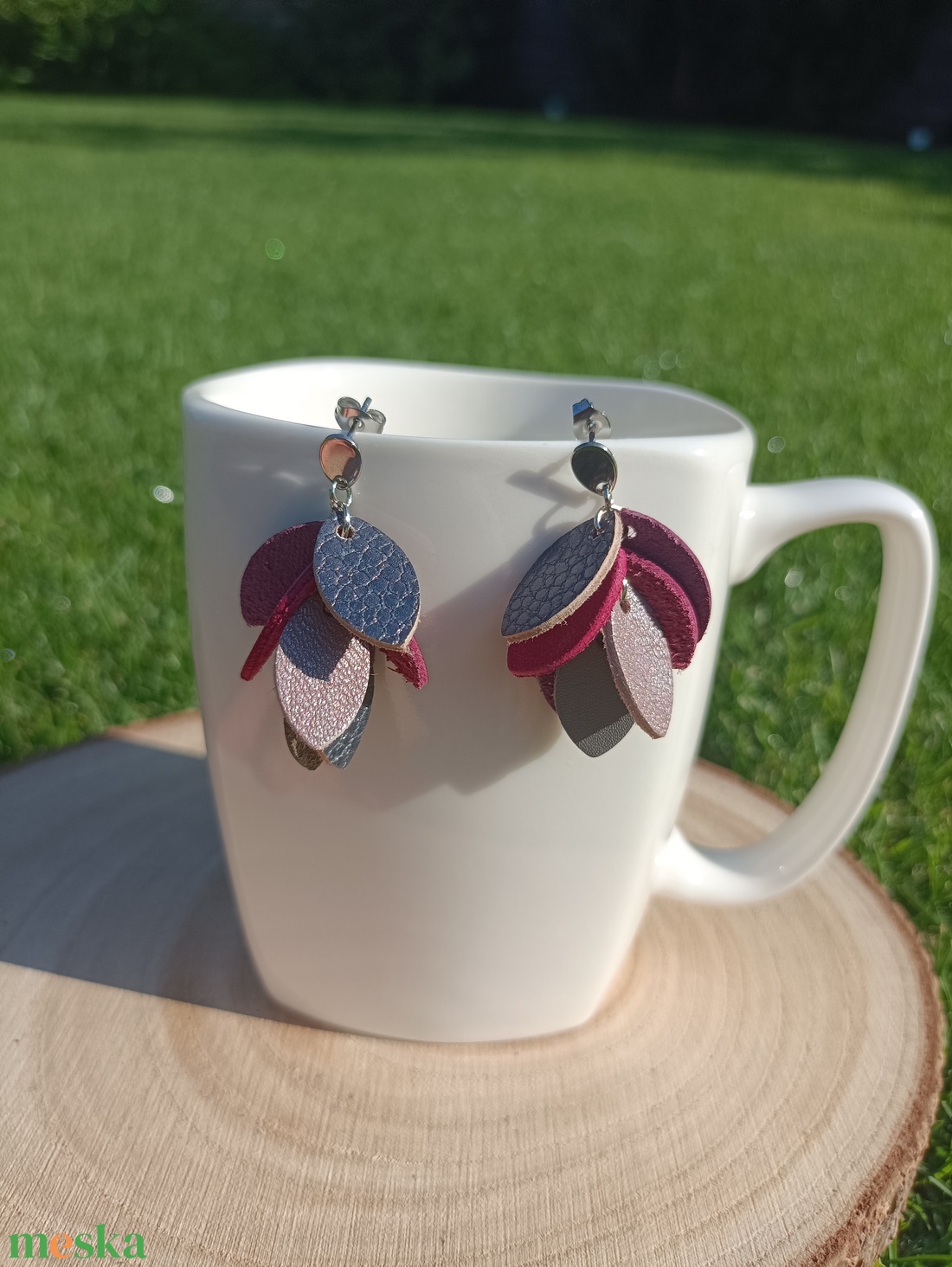 Pink-lila levelek bőr füli  - ékszer - fülbevaló - lógó fülbevaló - Meska.hu