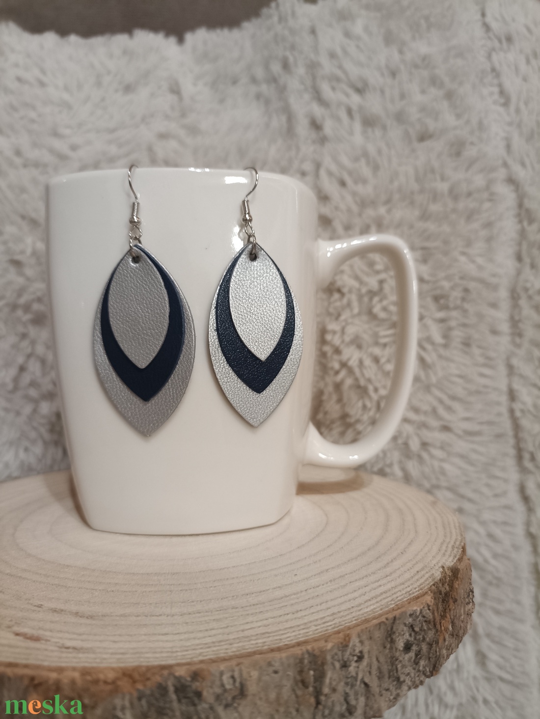 Ezüst - sötétkék  bőr füli  - ékszer - fülbevaló - lógó fülbevaló - Meska.hu