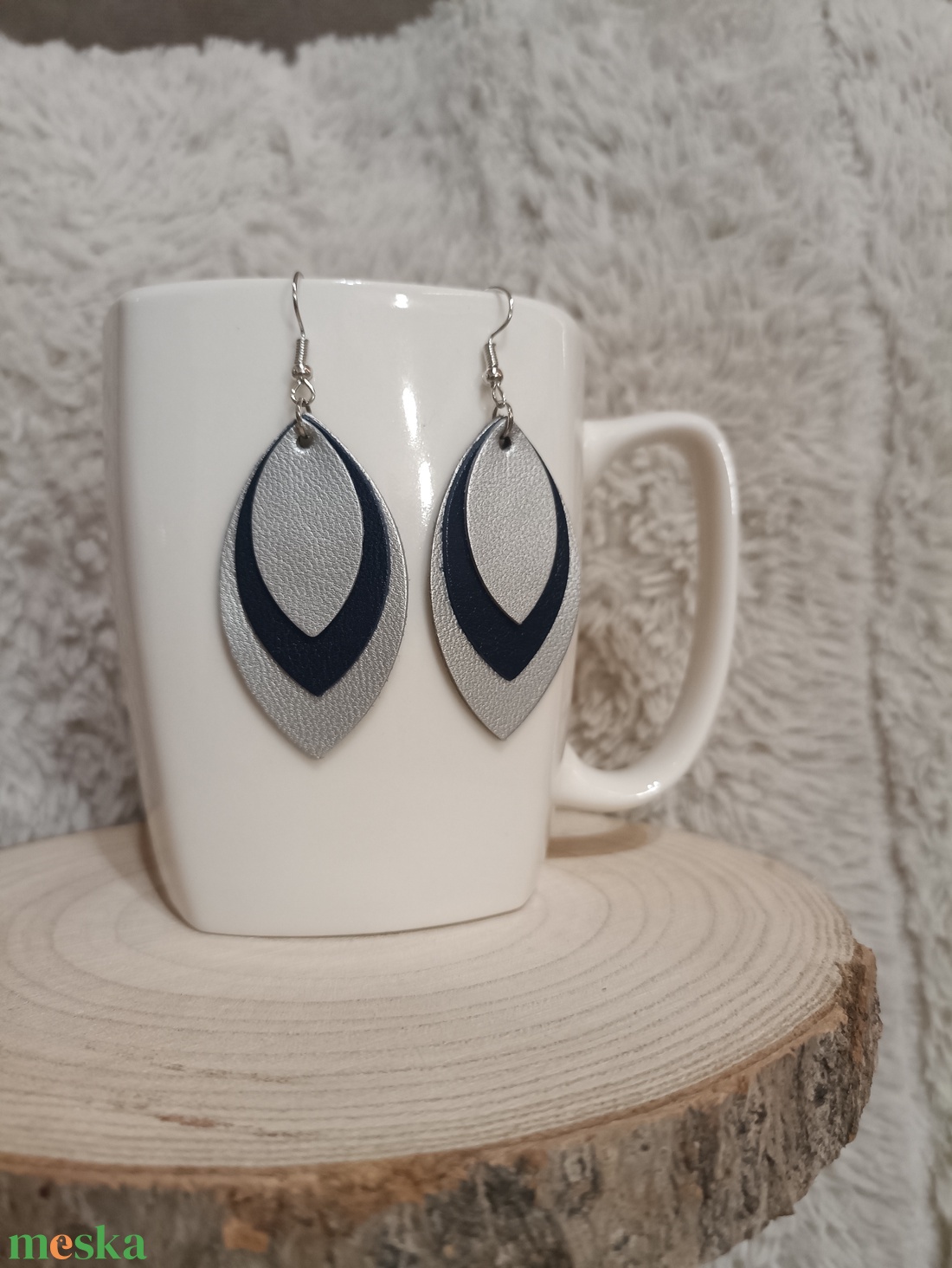 Ezüst - sötétkék  bőr füli  - ékszer - fülbevaló - lógó fülbevaló - Meska.hu