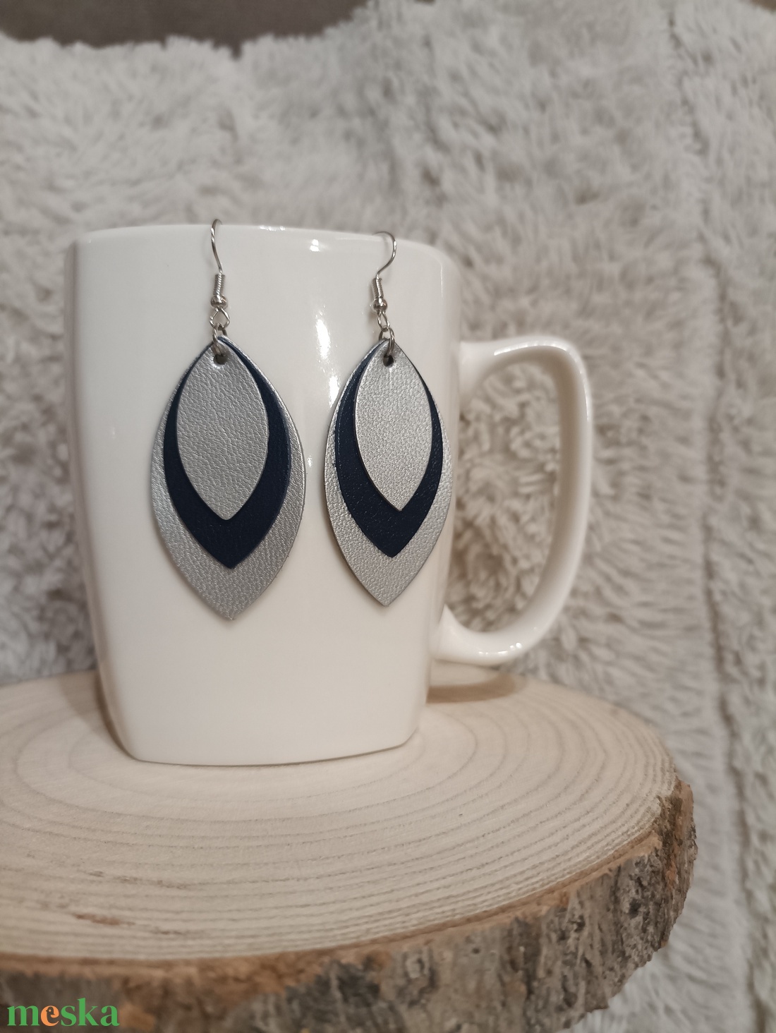 Ezüst - sötétkék  bőr füli  - ékszer - fülbevaló - lógó fülbevaló - Meska.hu