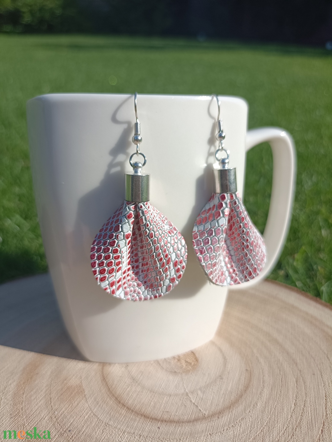 Fehér piros bőr füli - ékszer - fülbevaló - lógós kerek fülbevaló - Meska.hu